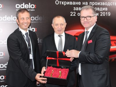 Geschenkübergabe – V.l.n.r. Ugur Ozay (odelo Bulgarien Werksleiter), Ahmet Bayraktar (Vorstandsvorsitzender der odelo Gruppe) und Muhammet Yildiz (CEO odelo Gruppe)