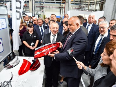 Gospod Borisov je podpisal zadnjo luč avtomobila Mercedes-Benz – z leve proti desni: g. Ahmet Bayraktar (predsednik izvršnega odbora skupine odelo) in g. Boyko Borisov (predsednik Vlade Republike Bolgarije);